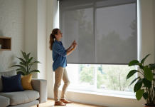 Occulter fenêtre contre soleil : solutions efficaces et pratiques à connaître Femme posant un volet occultant dans un salon lumineux